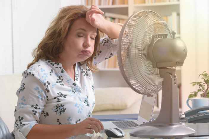 В Роспотребнадзоре посоветовали работать меньше из-за жары