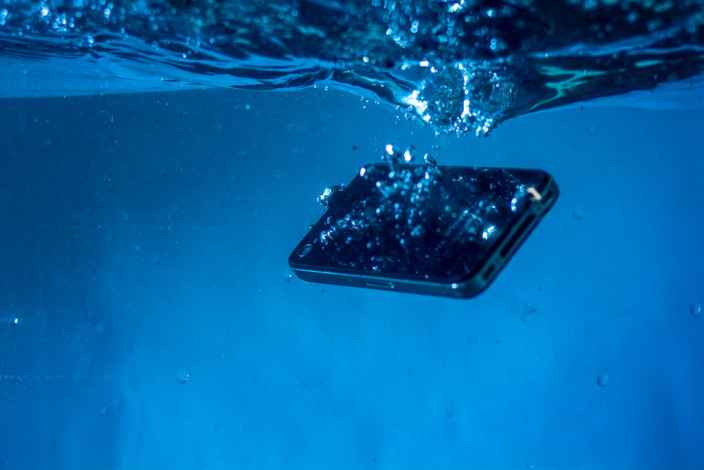 Эксперт рассказала, что делать, если ваш смартфон упал в воду