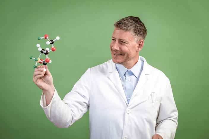 Учёный из России изобрёл молекулу, которая защищает от коррозии
