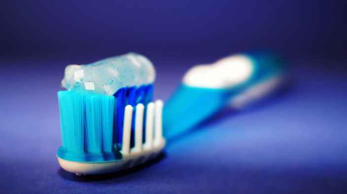 Стоматологи рассказали, как чистят зубы и выбирают средства для полости рта
