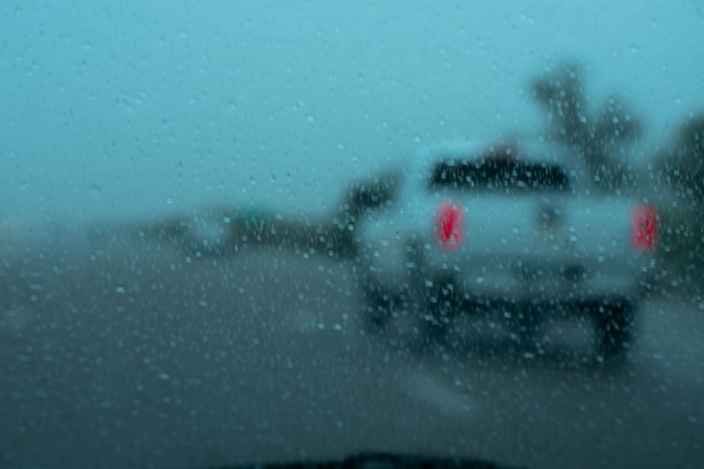 Как вести себя водителю во время дождя