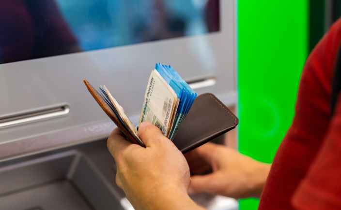 Сколько наличных можно снять в банкомате за день