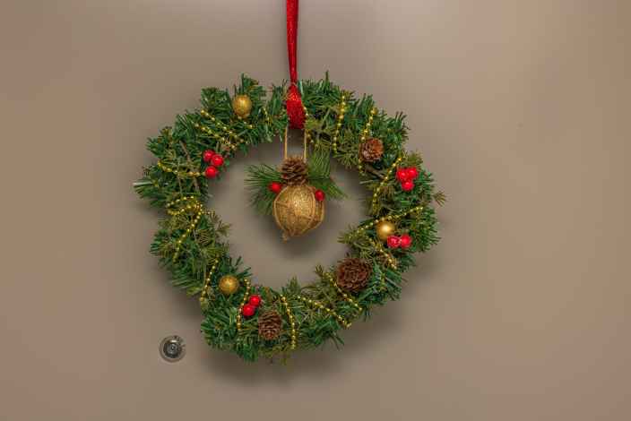 Можно ли украшать подъезд к Новому году