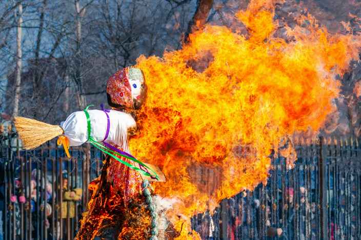 Что грозит за сжигание чучела на Масленицу во дворе дома