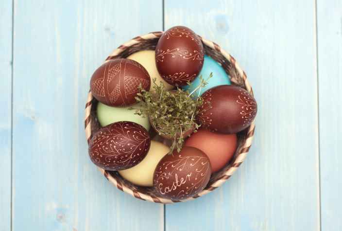 Как безопасно покрасить пасхальные яйца