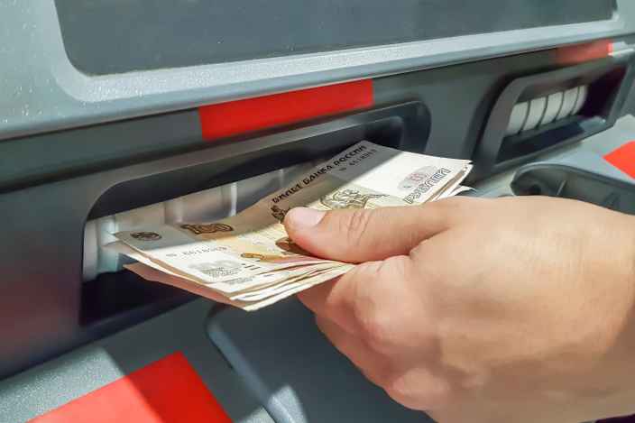 В каких банкоматах опасно снимать деньги