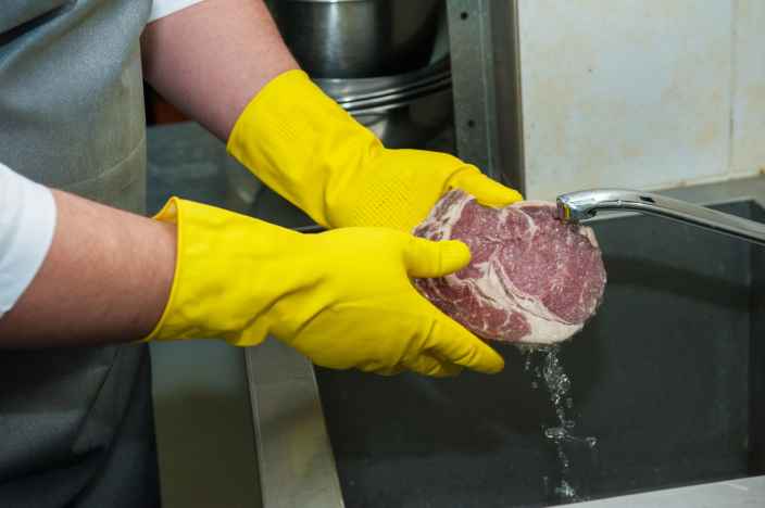 Надо ли мыть мясо перед приготовлением? 