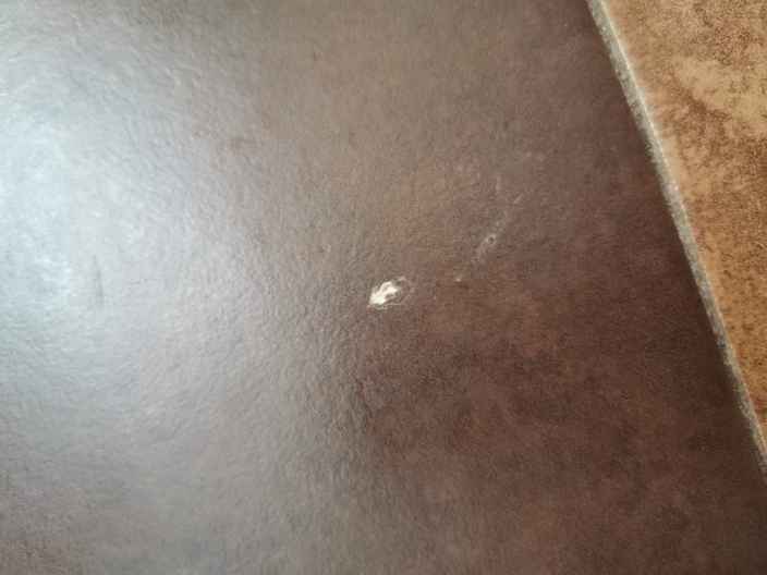 На кухне на полу плитка. Недавно разбила стакан и он упал на пол со столешни и от плитки откололся к