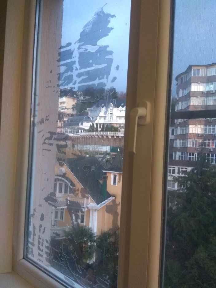 Как снять солнцезащитную пленку с окна?