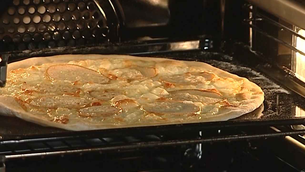Versace pizza. Пицца в духовке печи рецепт. На сколько градусов выпекать пиццу.