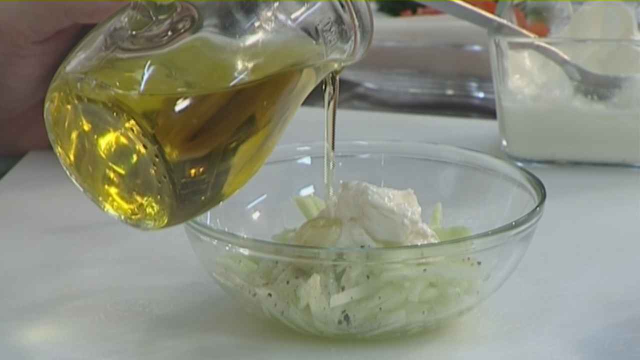 Приправить солью, перцем, добавить оливковое масло. Добавить чесночное пюре по вкусу.