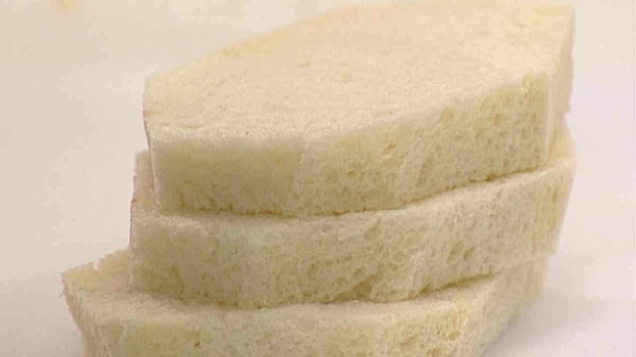 С ломтиков белого хлеба удалить корочку.