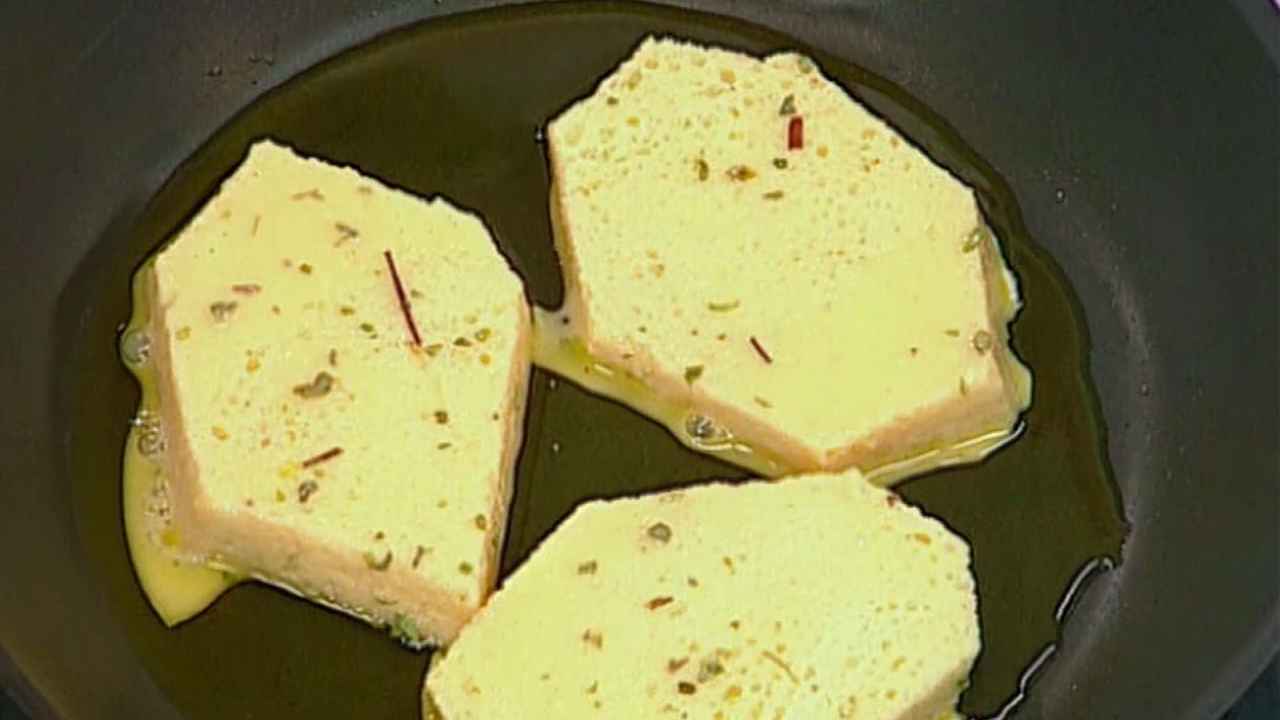 Пропитать тосты яичной смесью и выложить на сковороду с разогретым оливковым маслом.