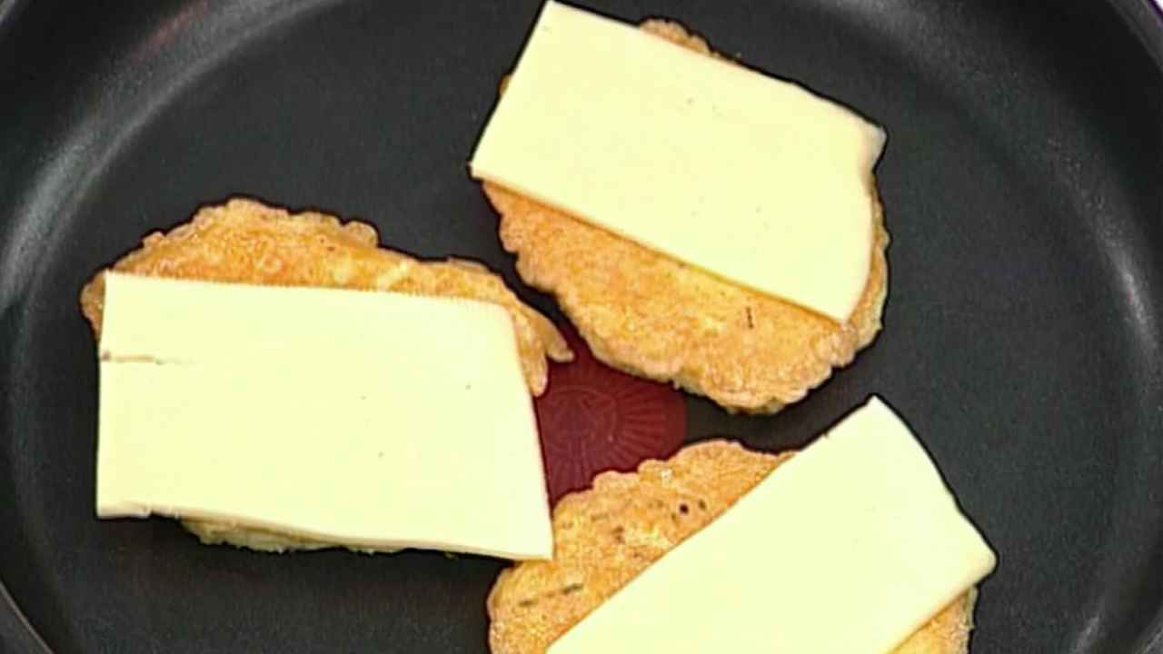 Накрыть ломтиками сыра.