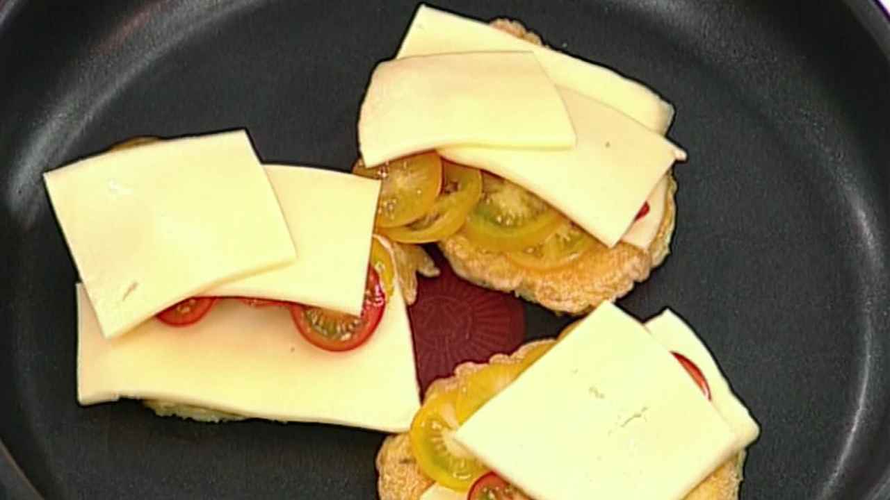 Накрыть помидоры сыром.