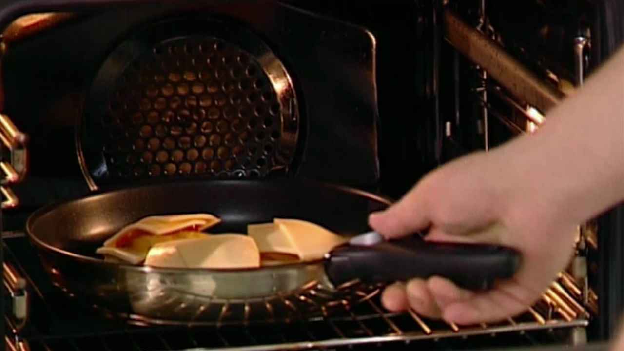 Отправить в духовку на 5-10 минут.