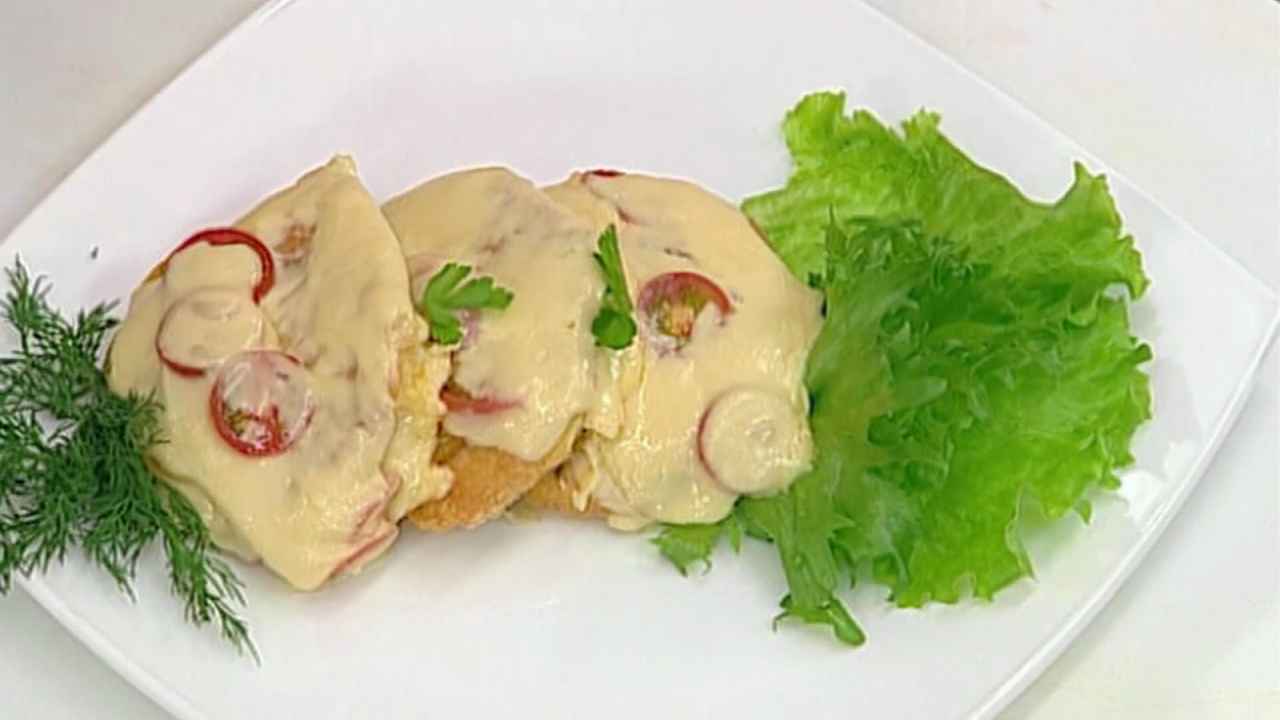 Украсить блюдо зеленью.