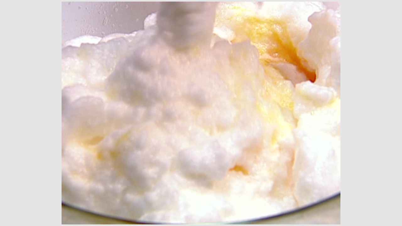 Аккуратно соединить желтки с белками.