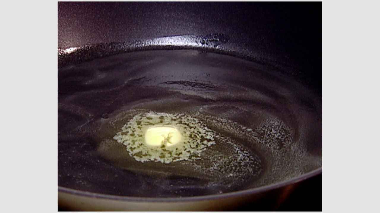 На сковороде распустить сливочное масло.