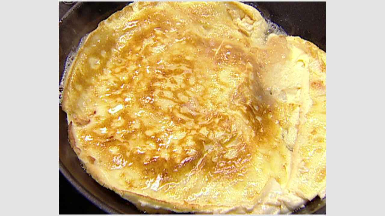 Вторую половину яичной смеси обжарить на сковороде до золотистой корочки.