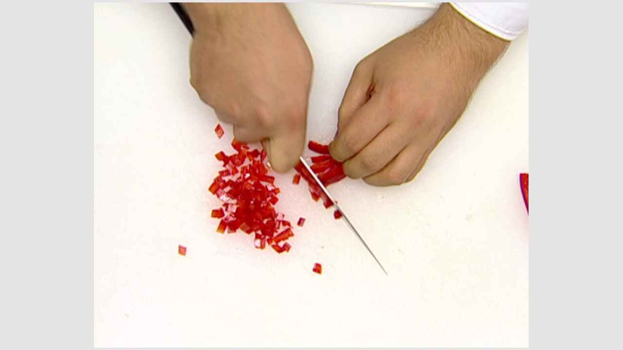 Болгарский перец очистить, нарезать мелким кубиком, положить в миску.