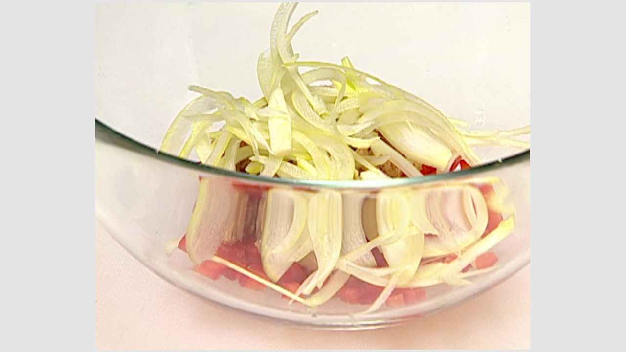 Репчатый лук нарезать полукольцами, добавить к другим ингредиентам.