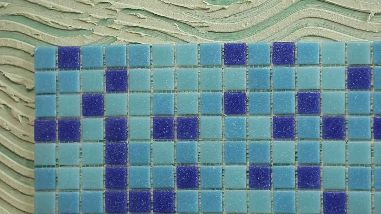 Мозаику убрали. Укладка мозаики своими руками. Бордюр для ванны из плитки мозаики. Плитка мозайка в качестве бордюра. Укладка мозаика на бумажной основе.