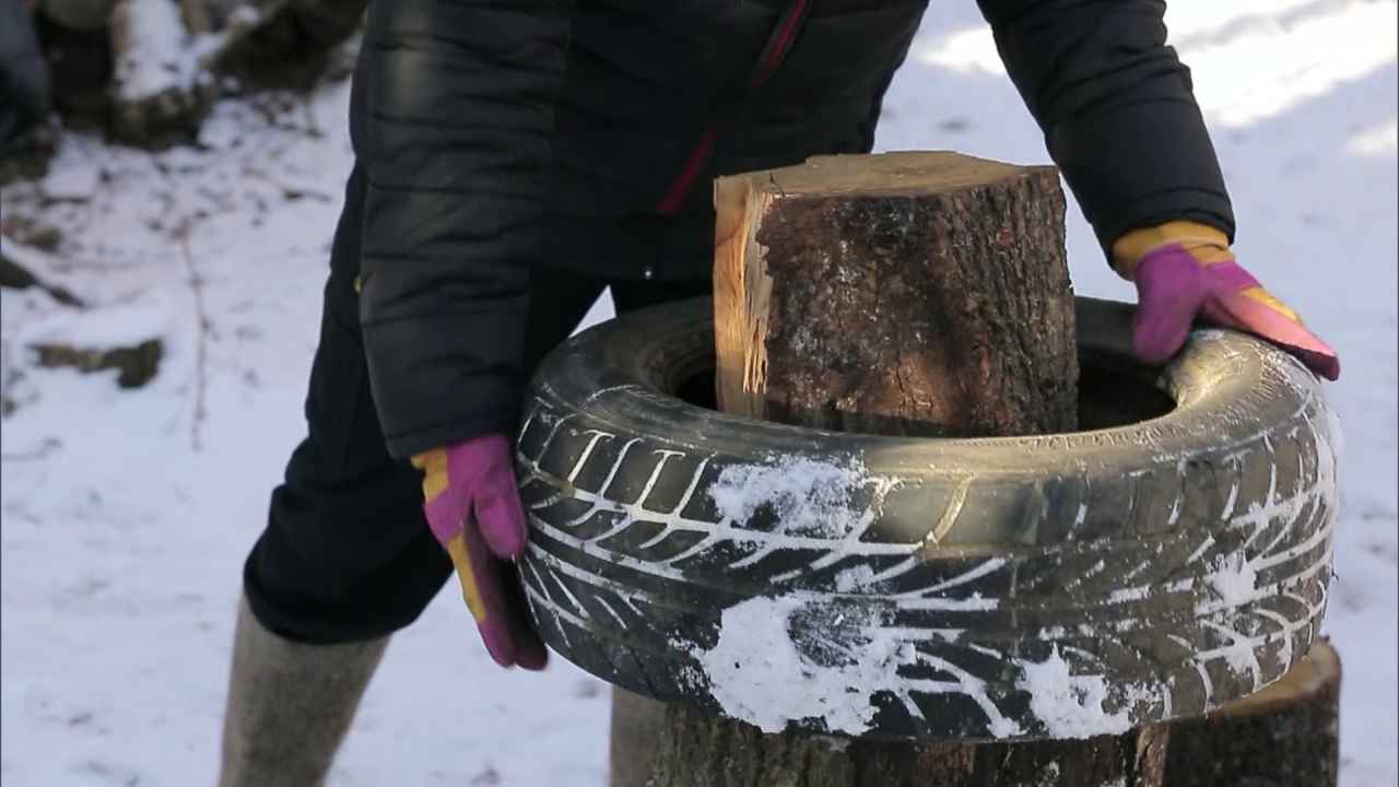 Способ № 1. Колем дрова с помощью покрышки