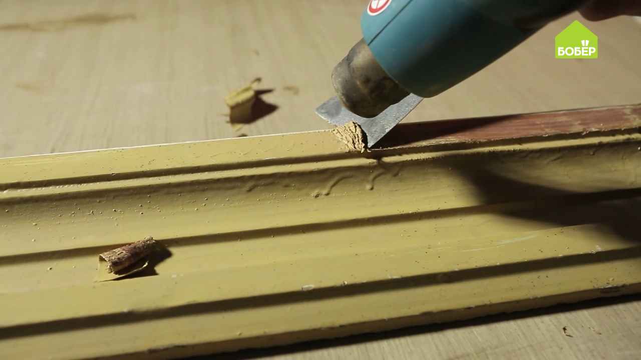 Как снять старую краску с деревянной двери феном