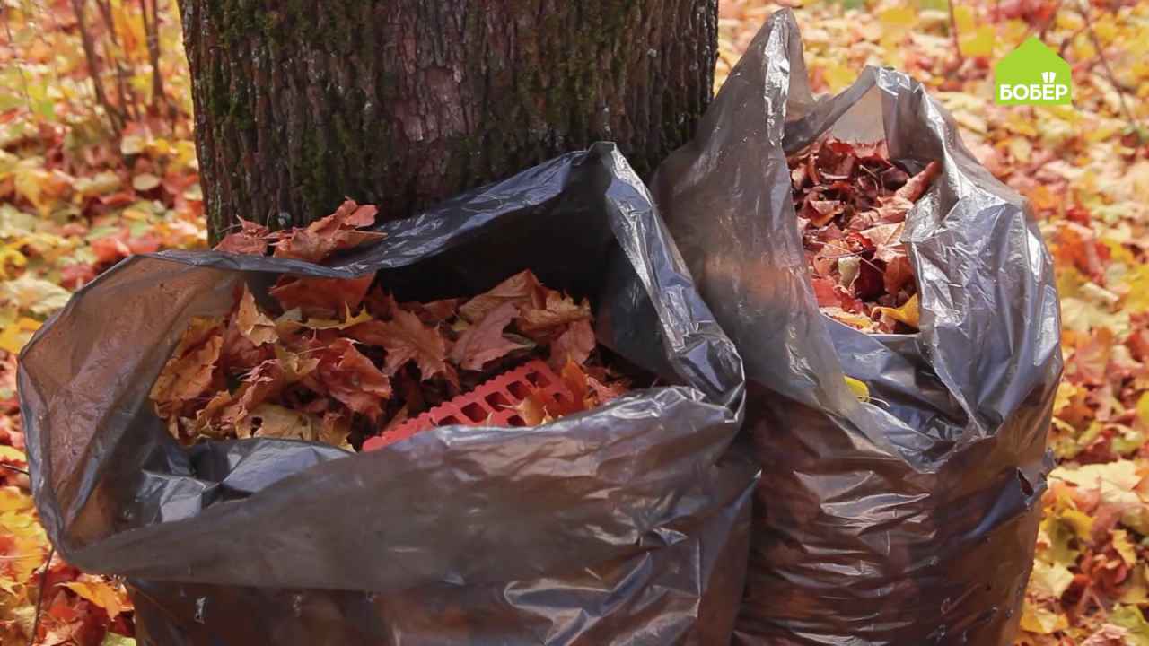 Компост в мешке черном. Компост в мешках. Компост из опавших листьев.