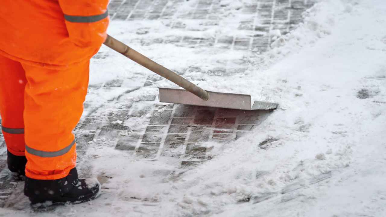 Скрепер-волокуша, движок для уборки снега хмм FISKARS (). Купить в Минске недорого
