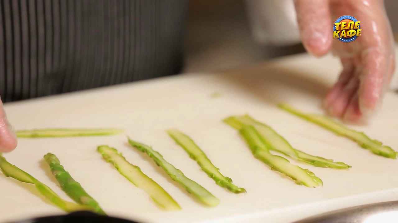 Салат из спаржи и шпината с оливковым маслом и ревенём - Бобёр.ру