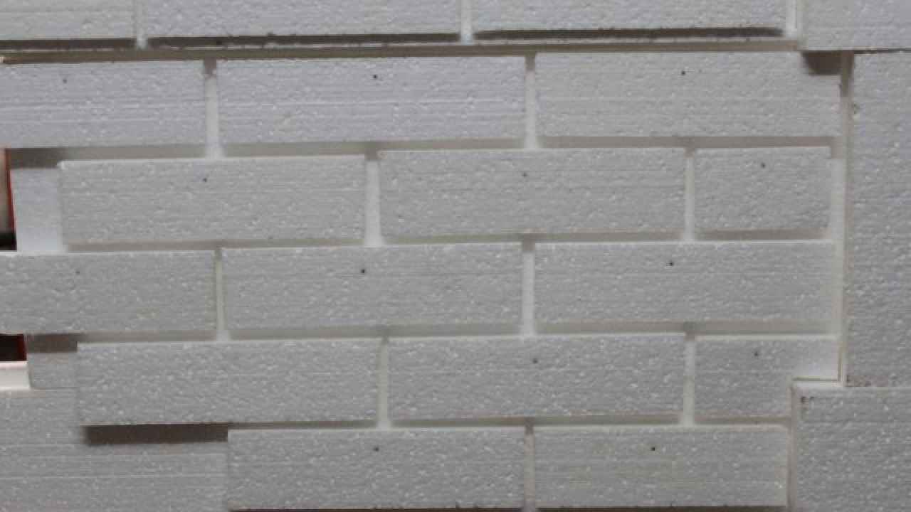 Имитация кирпичной стены из пенопласта (потолочной плитки) своими руками
