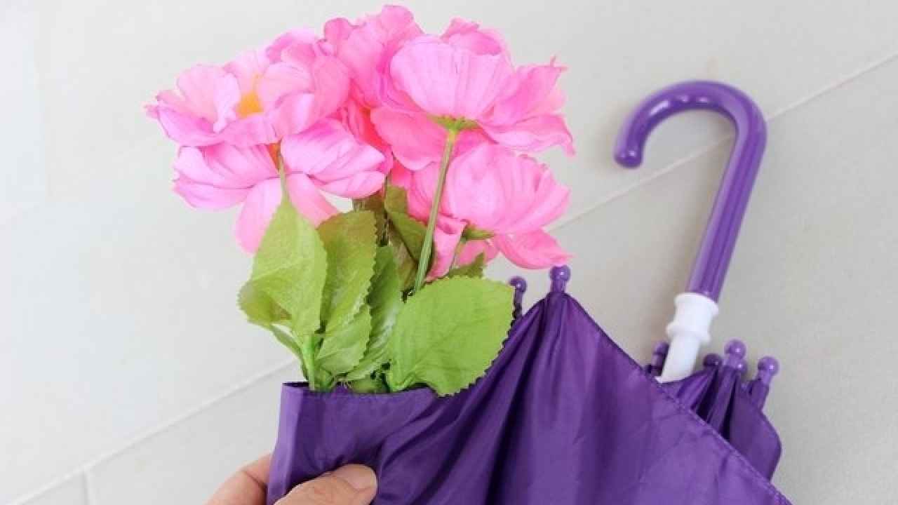 Шаг 2: помещаем цветы в зонт