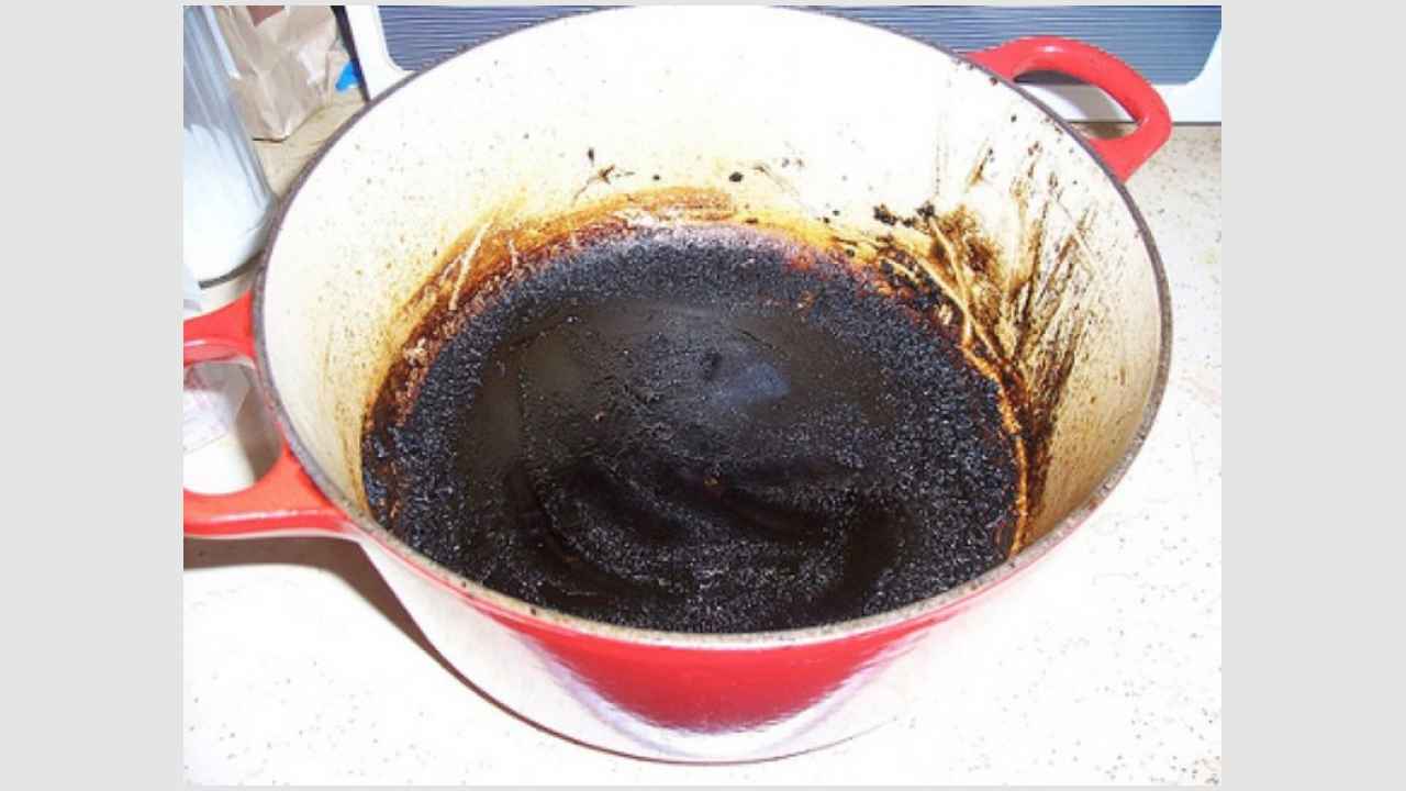 Как очистить эмалированную кастрюлю?