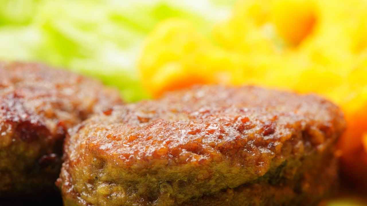 Вкуснейшие котлеты из куриного фарша – классический рецепт на сковороде (без яиц)