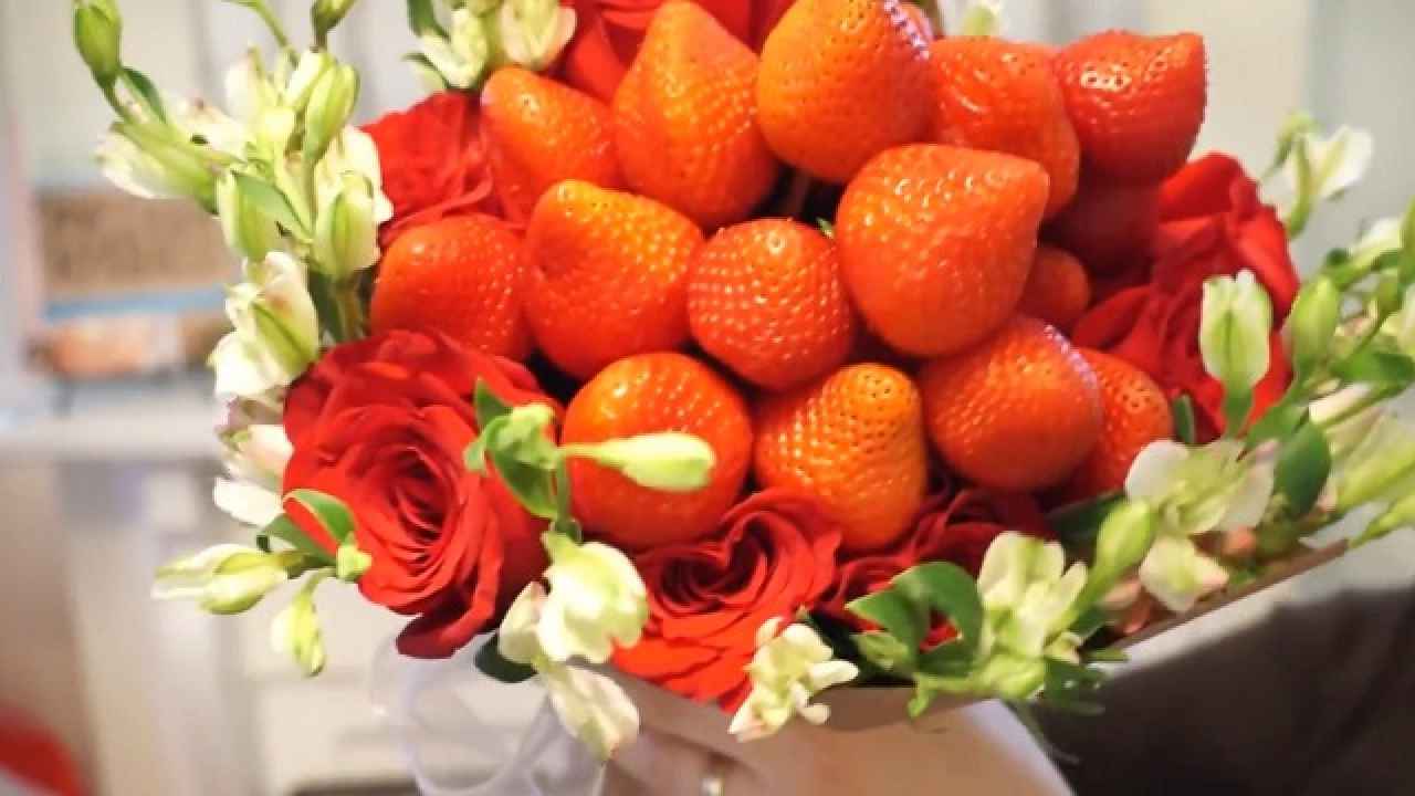 Композиция из клубники и роз