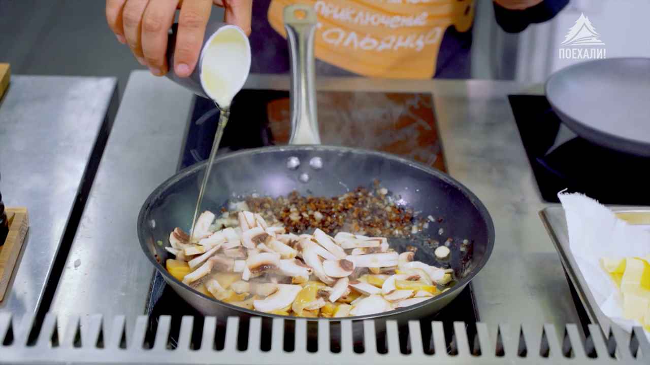 Лазанья с лесными грибами, соусом из шампиньонов и зелёным маслом - Бобёр.ру