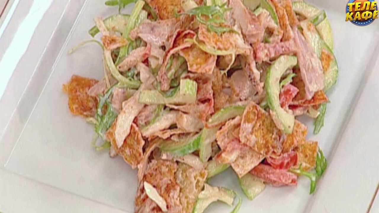 Салат из запечённой курицы с овощами и чипсами из лаваша - Бобёр.ру