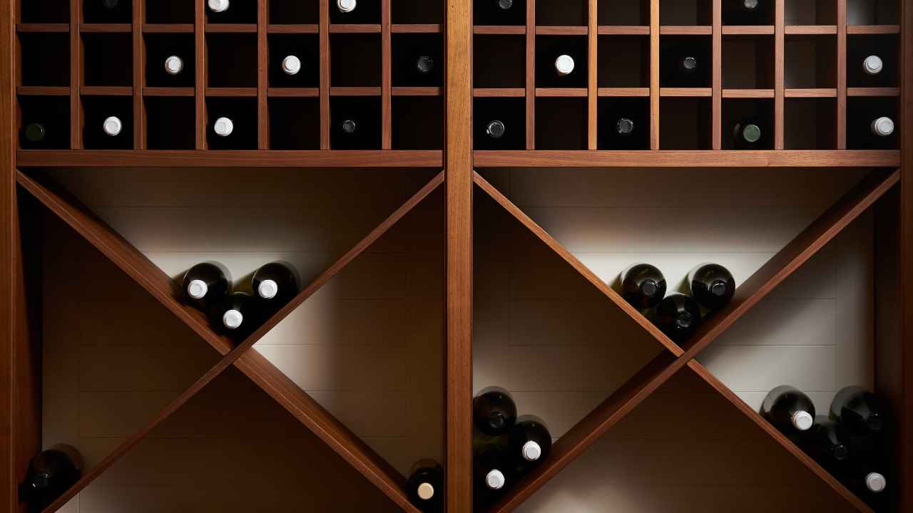 По каким параметрам выбирать винный шкаф для дома