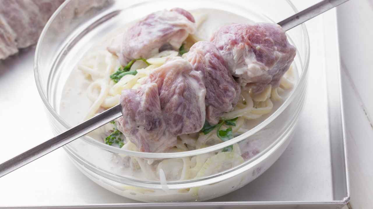 Как замариновать свинину в кефире. Шашлык в кефирном маринаде. Мясо в кефирном маринаде. Маринад для шашлыка из свинины на кефире. Маринад из кефира.