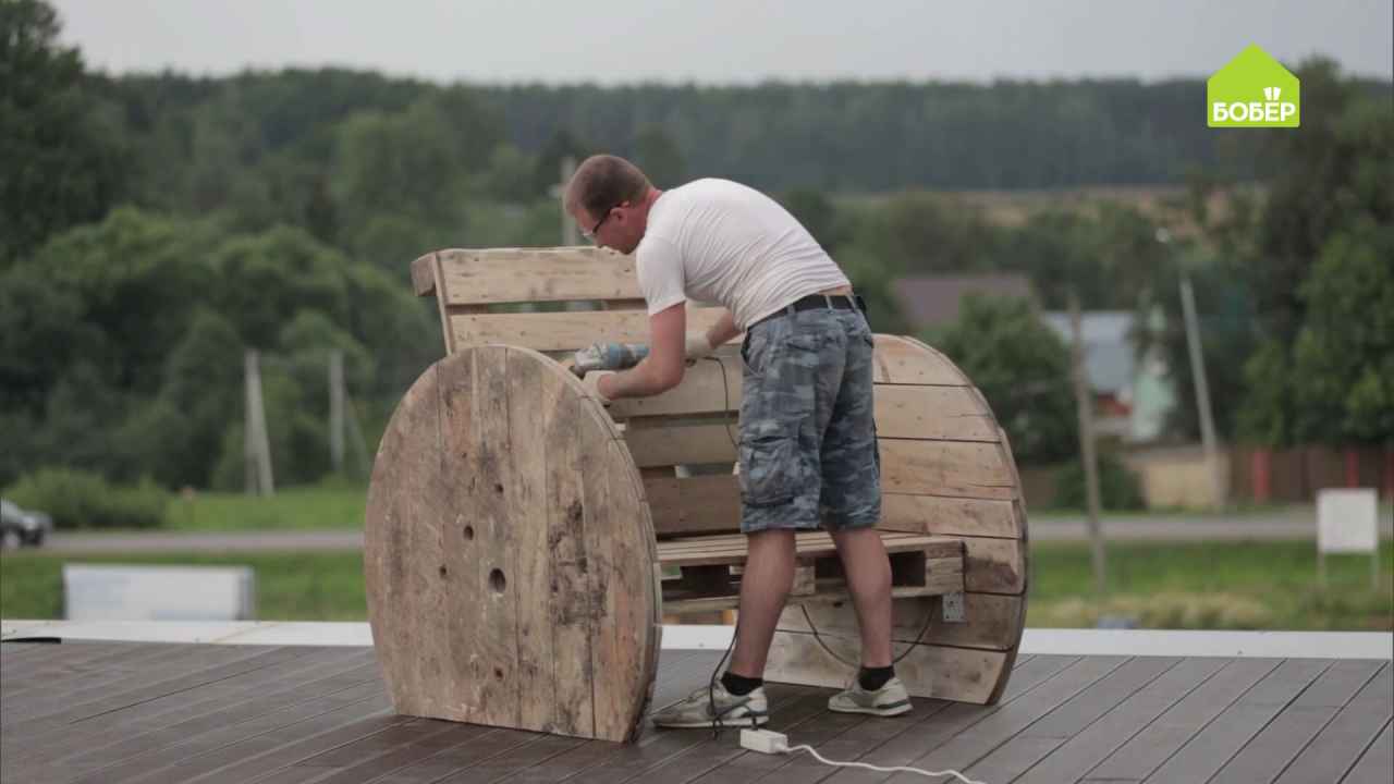 Уличная скамейка из строительной катушки и палет - Бобёр.ру