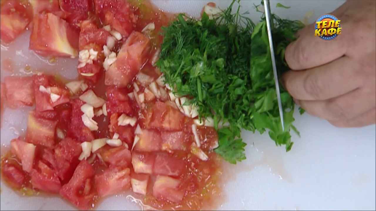 Тёплая закуска с адыгейским сыром, помидором и соусом песто