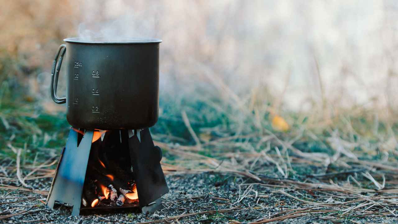 Туристическая печка. Кружка для костра. Алюминиевая Кружка на костре. Кружка для чая вскипятить. Вскипятить воду на мангале.