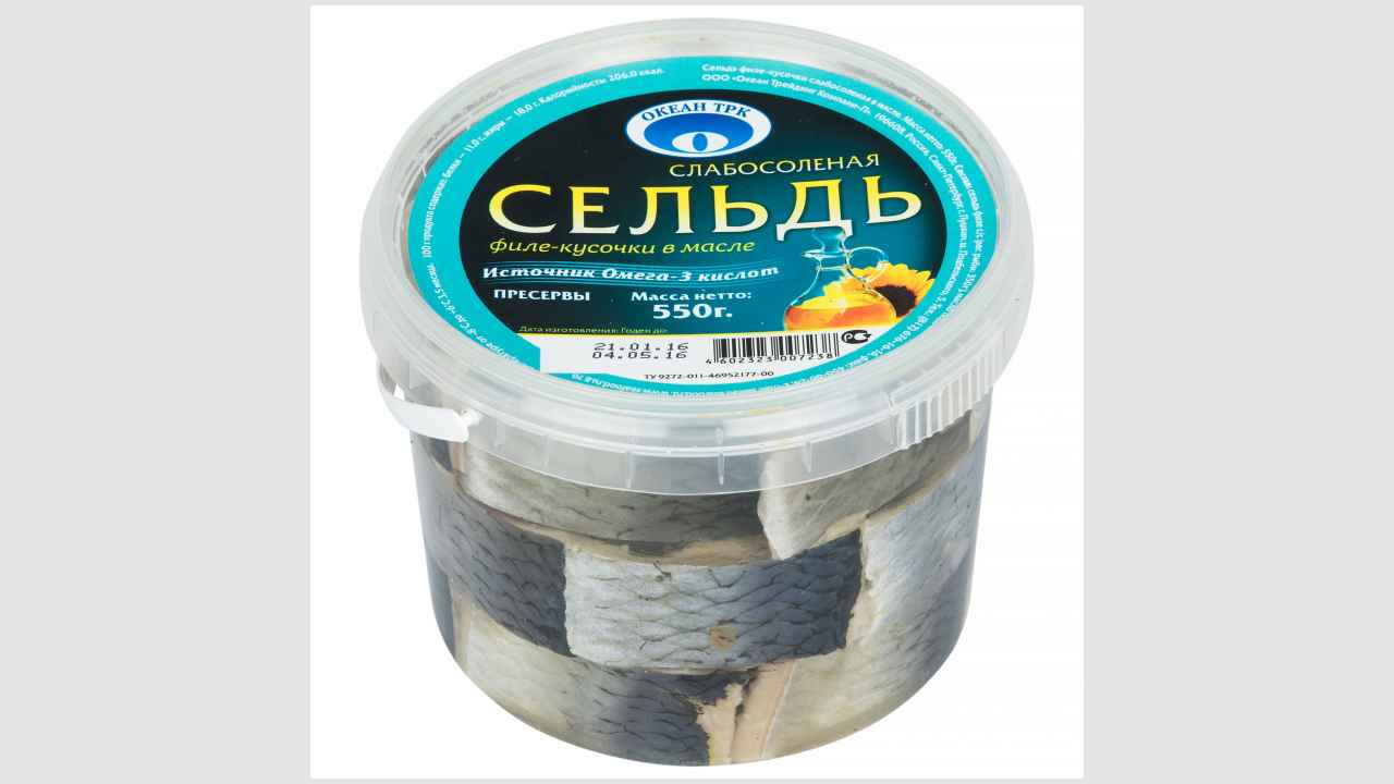 Слабосоленая сельдь филе кусочки в масле. Пресервы рыбные