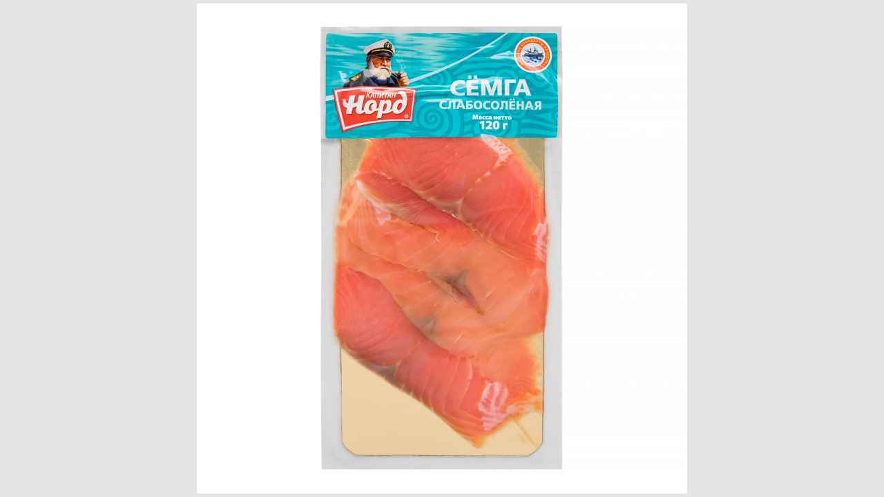 Семга слабосоленая, ломтики в вакуумной упаковке, изделия деликатесные из лососевых рыб