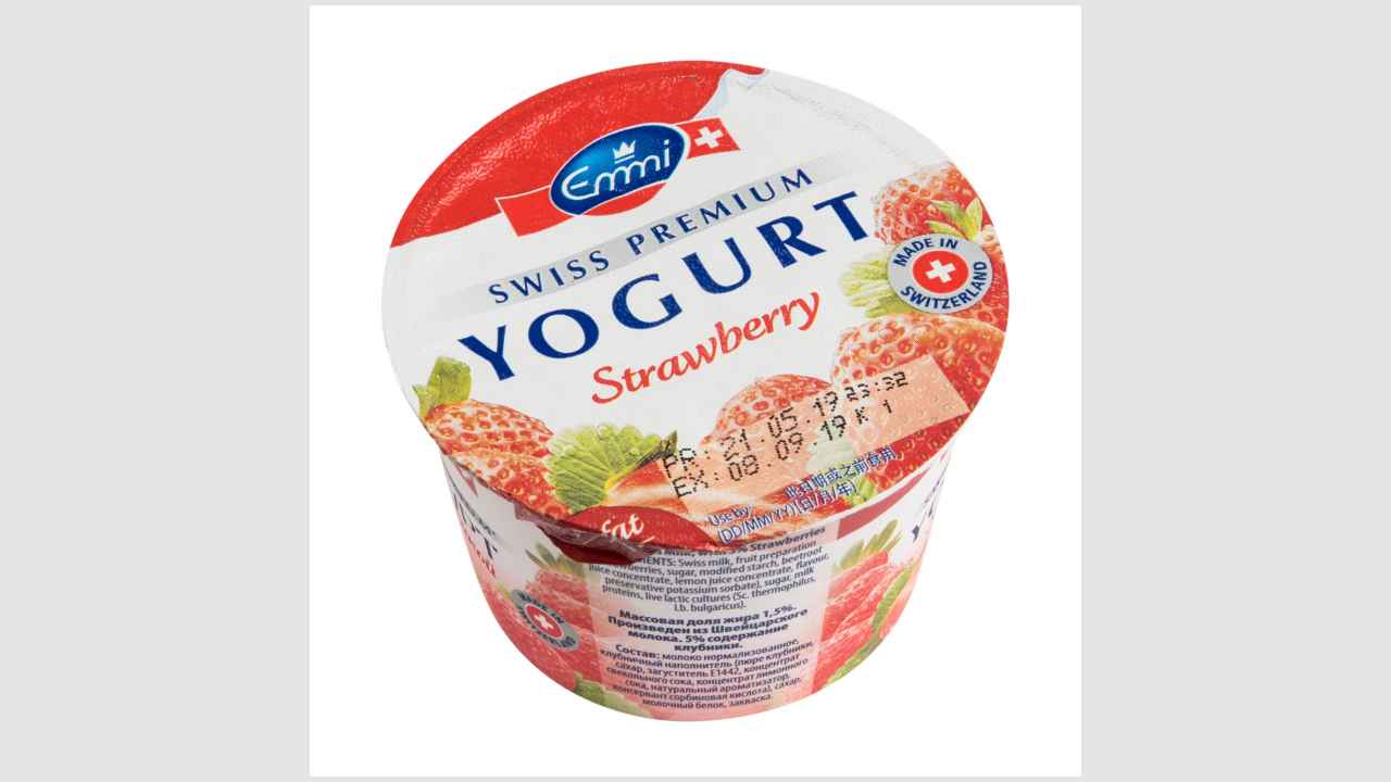 Йогурт Emmi Массовая доля жира - 1,5%. Произведен из швейцарского молока. 5% содержание клубники