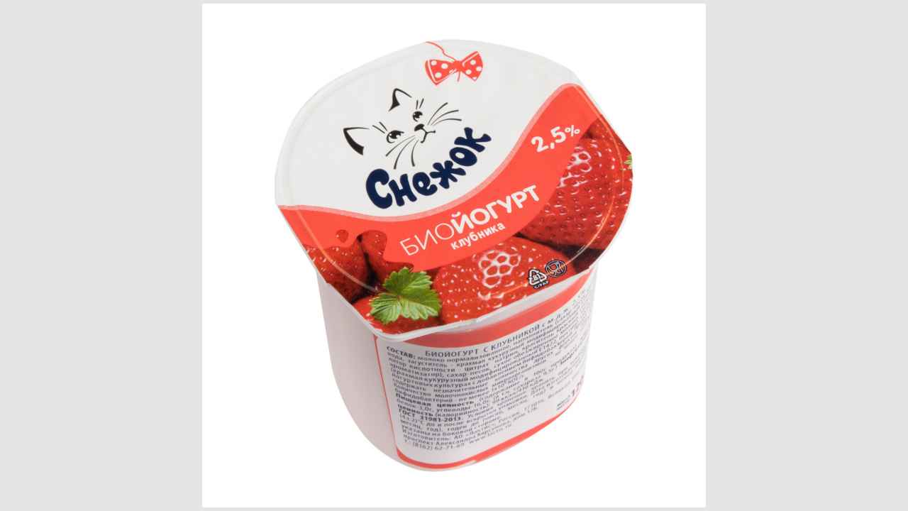 Биойогурт с клубникой, с массовой долей жира 2.5%