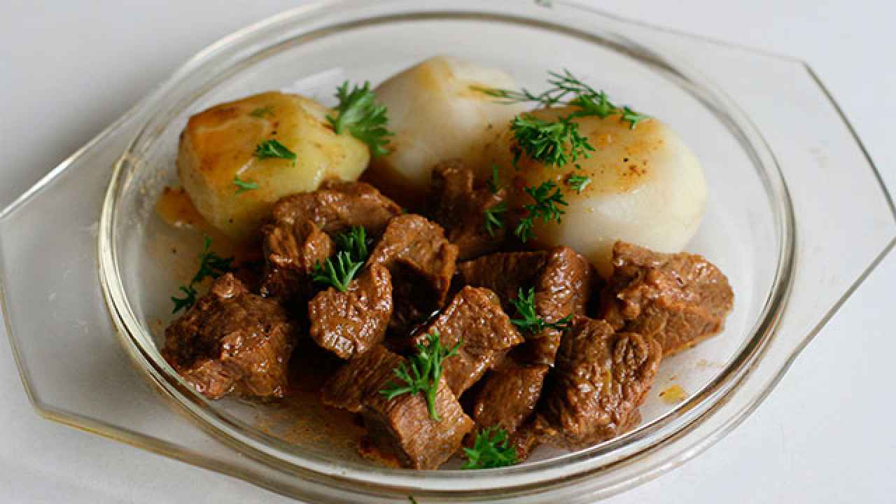 Тушёная говядина с луком