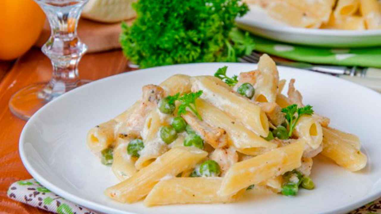 Макароны с курицей в сливочном соусе